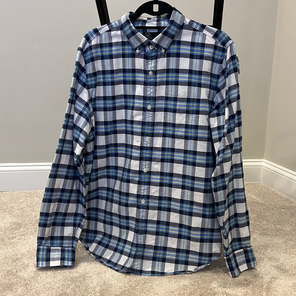 Gap Plaid button up Long Sleeve in Men’s Large